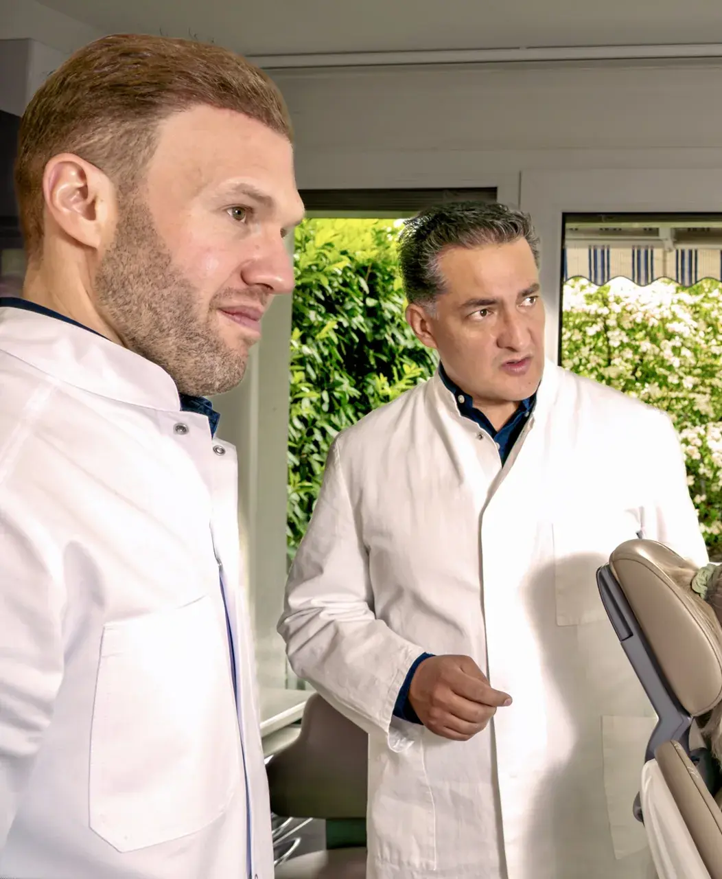 Alexander Benz und Felipe Mercado besprechen die Behandlung