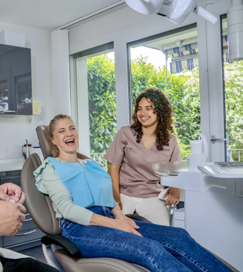 Zufriedene, lachende Patientin mit Dr. Mercado